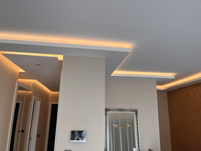 Topla LED rasvjeta u kutovima stropa dnevnog boravka