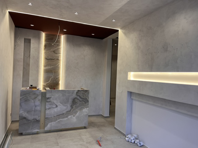 LED traka iza onyx panela u prostoru za goste