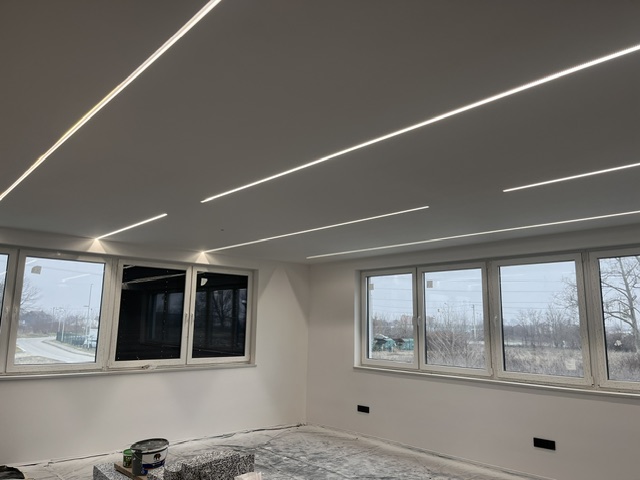 Linearna LED rasvjeta ugrađena u strop poslovnog prostora
