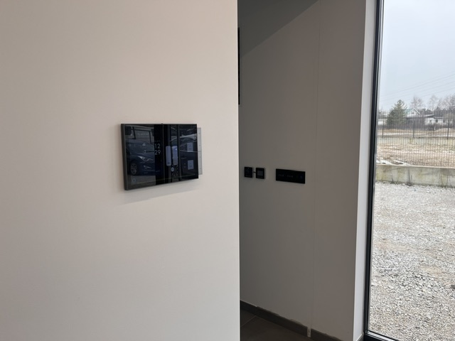 Pametni zidni panel s integriranim prekidačima