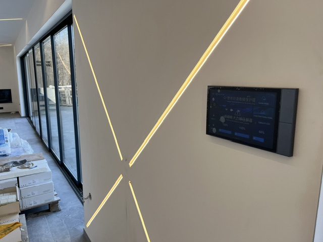 X-uzorak LED profila uz pametni zidni panel u hodniku