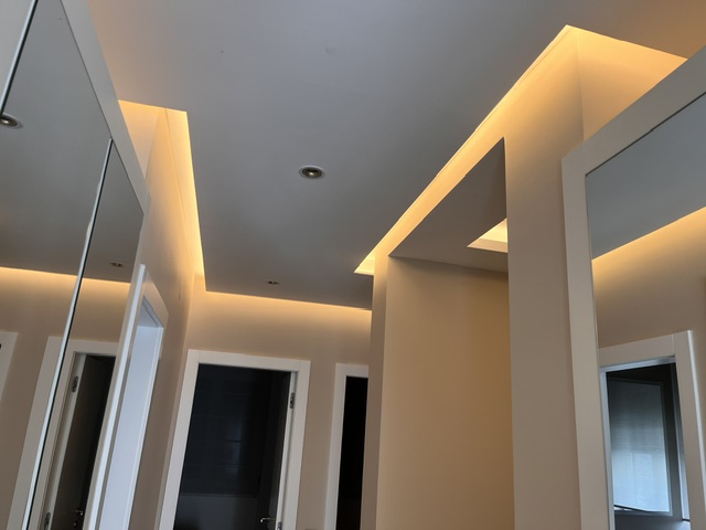 Skrivena LED rasvjeta u spuštenom stropu